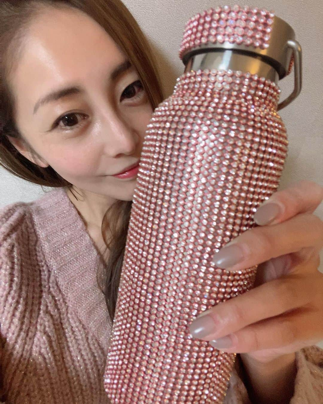 熊切あさ美さんのインスタグラム写真 - (熊切あさ美Instagram)「断捨離たくさんした☺️ すっきり そして寝なきゃの寝酒笑 おやすみなさい😴 二枚目の水筒可愛すぎる♡ さなのを見て あまりに可愛いから真似っこしちゃった♡ @_genking_  #ありがとう　#感謝　#熊切あさ美」12月30日 1時45分 - asami_kumakiri