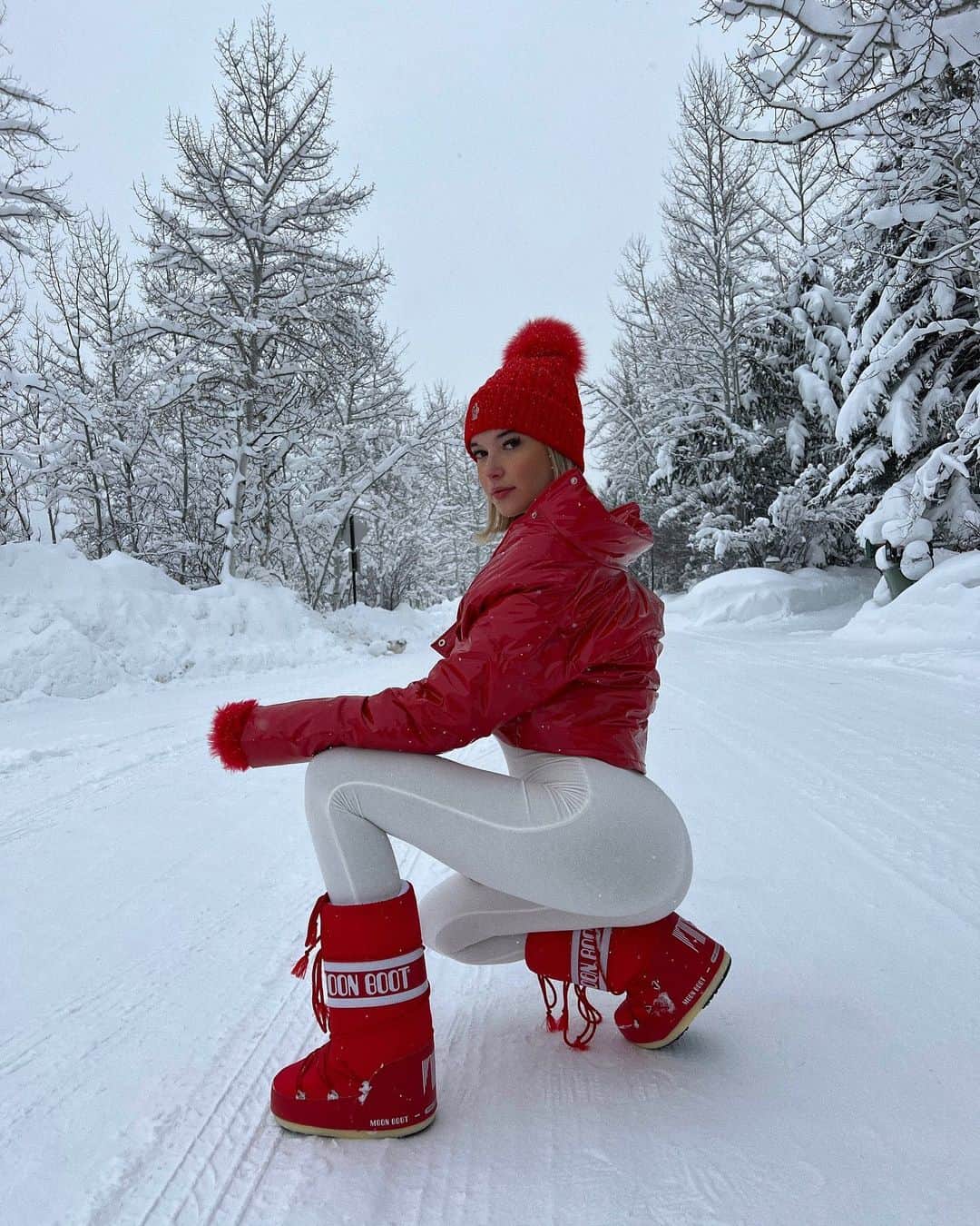 サラ・スナイダーのインスタグラム：「And what you want me to fake the vibe I don’t know how  Jacket @prettylittlething」