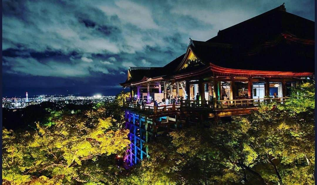 雅-MIYAVI-さんのインスタグラム写真 - (雅-MIYAVI-Instagram)「Happening now.  Kyoto Kiyomizu live at #HorizonVenues on @oculus   Meet me in the VR world.  #MiyaviInKiyomizu  ⚡️⚡️👨🏻‍🎤🥽  清水寺ライヴ in VR  はじまった！  オキュラス上の HORIZON VENUES にて１８０度映像でガンガンやってるので、みんなアバター作ってワイワイ遊びにきてね  新次元で会いましょう  ⚡️⚡️👨🏻‍🎤🥽  #Repost @miyavi_staff ・・・ TODAY: MIYAVI in KIYOMIZU is available at #HorizonVenues on #Oculus 📢🥽  https://www.oculus.com/experiences/event/3372473612979534/  本日より#MIYAVI in KIYOMIZUがHorizon Venues で 180度動画から視聴いただけます‼️ Oculus Quest 2 🥽でぜひご視聴ください❗️  #MYVCREW  #Repost @miyavi_press  【Topics】 VR空間で伝説のLIVE「MIYAVI Virtual Live 6.0 in 京都・清水寺“MIYAVI in KIYOMIZU”」再現👀‼️  ～Metaの没入型イベントプラットフォーム「#HorizonVenues」内で無料配信～　  2021年9月26日に2Dで配信されたライブを、 VR空間上のイベントプラットフォーム「Horizon Venues」にてIMAGICA Lab.とコスモ・スペースが技術協力のもと再現  ■配信開始日時 12月30日(木) 13:00～  ※終了日時未定  ■配信プラットフォーム Meta Horizon Venues 特設ブース内  https://www.oculus.com/experiences/event/3372473612979534/   ■視聴料金 無料   ■視聴条件 Meta Quest2のユーザーがアクセス可能  (記事内より一部抜粋) 📰 https://prtimes.jp/main/html/rd/p/000000115.000037973.html  [出演者] MIYAVI #上妻宏光 / #尾上右近 / #太鼓芸能集団鼓童 / #剱伎衆かむゐ / #雷光炎舞かぐづち / #Akari / #コロッケ / #BOBO / #櫻田泰啓 / #HanahSpring / #カマタミズキ　  @miyavi_ishihara @generosity_official @redbull @redbulljapan  @mclaren @mclaren__tokyo  @ukon_onoe.eiju_dayu.kenx2 @kodoheartbeat @kaguzuchi_official @akari_space @korokke_official @tetsuroshimaguchi @samurai.kamui  @yuki.hirata_kodo   #MIYAVI #MIYAVIinKIYOMIZU #清水寺 #メタバース#VRmeta #HorizonVenues #MIYAVIImaginary #イマジナリーMIYAVI #進化系バーチャルライヴ #音楽を止めない #進化系MIYAVI  #和洋の融合音楽 #奉納ライブ」12月30日 13時22分 - miyavi_ishihara