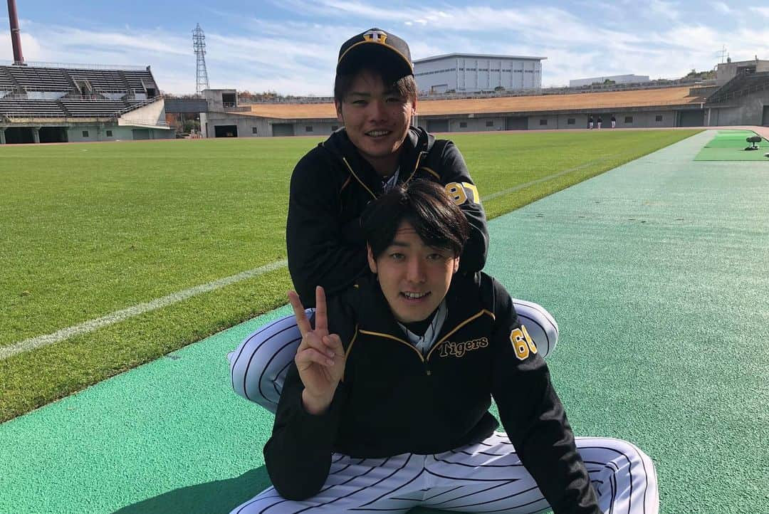 阪神タイガースさんのインスタグラム写真 - (阪神タイガースInstagram)「明日、31日(金)15:45〜放送の『こやぶるSPORTS超大晦日SP』に岩田稔さんとタイガースの選手たちが出演します！ ぜひご覧ください！  #岩田稔 さん#秋山拓巳 選手#梅野隆太郎 選手#青柳晃洋 選手#小野泰己 選手#片山雄哉 選手#小川一平 選手#小野寺暖 選手 #阪神タイガース」12月30日 11時53分 - hanshintigers_official