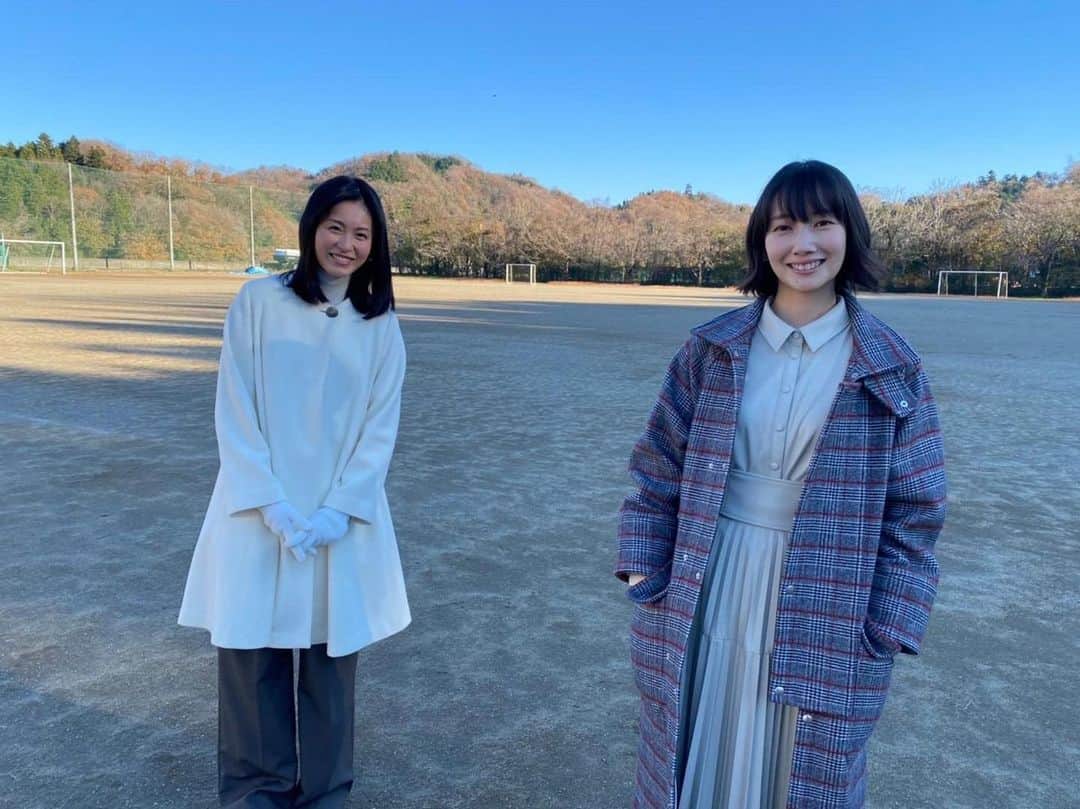 のインスタグラム：「. 📸#いとうそ現場カメラ  ／ 望緒✕玲子コンビ✨ ＼  この日は校庭での撮影。 寒いロケでもニコニコ笑顔なおふたり。 ソーシャルディスタンスしてても 和気藹々とした雰囲気が伝わってきます☺️  #愛しい嘘 #いとうそ #2022年1月14日スタート #毎週金曜よる11時15分 #波瑠 #林遣都 #溝端淳平 #本仮屋ユイカ #黒川智花 #新川優愛 #松村沙友理 #徳重聡」