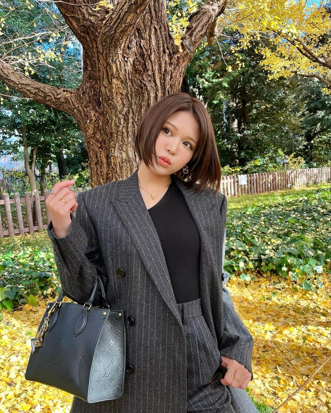 ななぴさんのインスタグラム写真 - (ななぴInstagram)「時差投稿🥱🍁  この時のコーデ最強に可愛い！！❤︎🙂 ウールのセットアップだからあったかいし 形が本当に綺麗で最高にお気に入り🥰  iPhone13画質いいな… ノーマルカメラで加工するのにハマってる😚✨  #コーデ　#私服　#ショートヘア　#ロングブーツ　#セットアップ　#CELINE #fashion #cordinate #ootd #outfit #🍁 #valentino #luisvuitton」12月30日 13時11分 - __nanapgram__