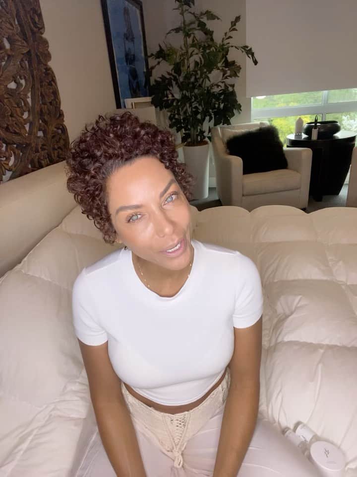 ニコール・ミッチェル・マーフィーのインスタグラム：「Why and how I started yFOY.  Sharing my tried and true secrets with you.  Follow @yfoyshop  #yfoy #yourfountainofyouth #everydayconfidence  #skincare」