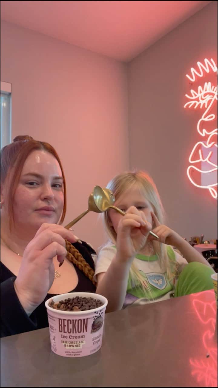 テス・ホリデーのインスタグラム：「Bowie’s Taste Test - Episode 4! I know we haven’t done this in a while, but this one made me laugh so much! Bowie really is a ham for the camera lol🥓 Someone better come get your internet nephew🤣 Thank you to @beckonicecream for sending us these to try! We love making these videos together—& I’m glad y’all love them too! What should we try next?😋」