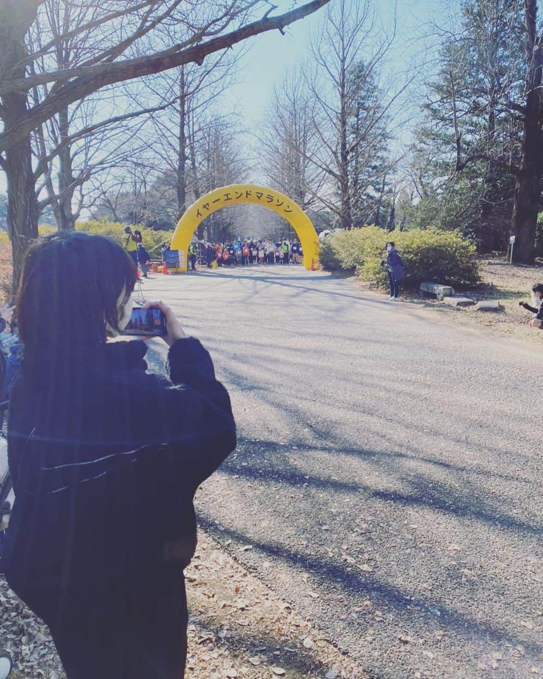 安田美沙子さんのインスタグラム写真 - (安田美沙子Instagram)「おはよう🌈  昨日は、イヤーエンドマラソン🏃‍♀️ 最高に幸せな時間になりました。。  息子の1km完走する姿や、誇らしげな様子が、愛おしくて、いい思い出が出来ました。  私は10K🏃‍♀️久々にレースに集中する事ができ、ペースも上がったりして、なんだか真剣に走るって、最高だなって改めて感じた。  息子が貰ったメダルを🏅かけてくれました😭大事なものなのに。。 「ママあげるー！」って。  沢山幸せをありがと😭🤍  2021年、最高の走り納めが出来ました✨  ラストの動画は選手の足元だけを狙ってみた。めちゃくちゃかっこよいです👟速い！！！圧巻！  次回は、赤羽ハーフマラソン❤️ みなさん、お疲れ様でした！  #yearendmarathon  #run #昭和記念公園 #goldmedal #mama #boy #familymemories  #thanks @kimurayasuto  @635_prosperity」12月30日 7時32分 - yasuda_misako