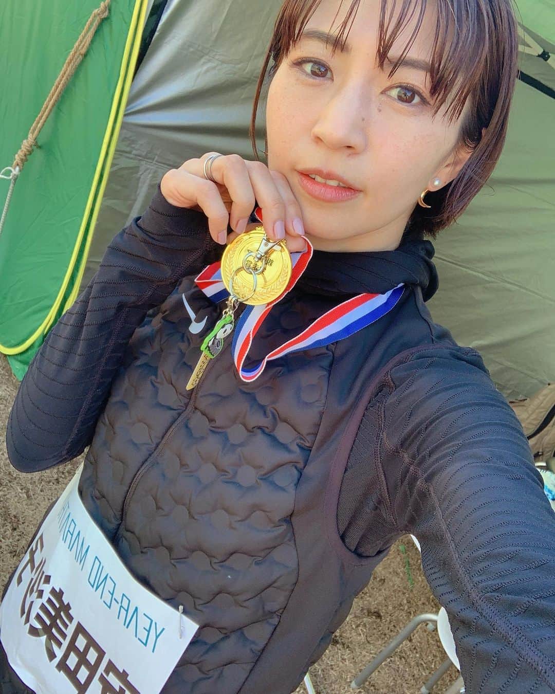 安田美沙子さんのインスタグラム写真 - (安田美沙子Instagram)「おはよう🌈  昨日は、イヤーエンドマラソン🏃‍♀️ 最高に幸せな時間になりました。。  息子の1km完走する姿や、誇らしげな様子が、愛おしくて、いい思い出が出来ました。  私は10K🏃‍♀️久々にレースに集中する事ができ、ペースも上がったりして、なんだか真剣に走るって、最高だなって改めて感じた。  息子が貰ったメダルを🏅かけてくれました😭大事なものなのに。。 「ママあげるー！」って。  沢山幸せをありがと😭🤍  2021年、最高の走り納めが出来ました✨  ラストの動画は選手の足元だけを狙ってみた。めちゃくちゃかっこよいです👟速い！！！圧巻！  次回は、赤羽ハーフマラソン❤️ みなさん、お疲れ様でした！  #yearendmarathon  #run #昭和記念公園 #goldmedal #mama #boy #familymemories  #thanks @kimurayasuto  @635_prosperity」12月30日 7時32分 - yasuda_misako