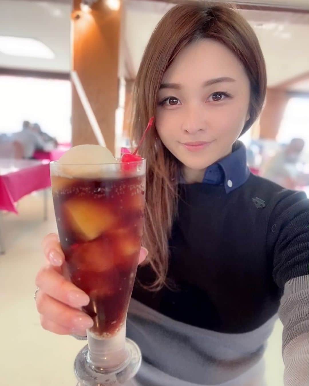 mikaのインスタグラム：「♥︎︎∗︎*ﾟ ランチのコーラ🥤 ． ． ゴルフ場によってサイズ違ったり フロートあったり毎回どんなのくるか 楽しみである😆✨ ． ． ． ． 今年もいっぱい飲んだな♡ ． ． #コーラ #コカコーラ #コーラ女子 #炭酸大好き #ゴルフ #golf#ゴルフ女子 #golfgirl #골프여자 #女子ゴルフ #golstagram # #golflove #ゴルフ好き #ゴルフ最高 #ゴルフ上手くなりたい #みかゴルフ #mikagolf #高尔夫 #골프　#golfgirl #골프여자 #ゴルフウエア #ゴルフコーデ #インスタゴルフ女子 #ゴルフ男子 #ゴルフ好きな人と繋がりたい #ゴルフ女子と繋がりたい」