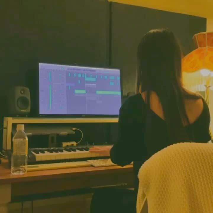 AILIのインスタグラム：「2021年もあと残り2日✨  皆さんにとってどんな1年でしたか？  私にとって2021年は"出会い"の一年でした😊 新しい発見や新しい仲間、新しい感覚、新しい居場所などに出会えた素晴らしい1年になったなぁと振り返っています。withコロナという不自由な側面があったからこそしみじみ感じることだったのかもしれません。  2022年はこの新しく出会った大切なものたちをもっと大切に、たくさん活かしていける一年にしたいと思います✨  この1年共に切磋琢磨してくれた仲間たち、関係各所の皆様、そして友人達、家族に大きな感謝を👏🏻  それでは一足お先に、、 皆さま良いお年を✨  AILI  📷→いつかの制作中後ろ姿。  #2021 #2022」