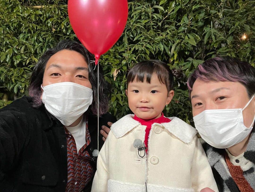盛山晋太郎のインスタグラム：「ののかちゃんとの思い出。写真を見ていくと段々と仲良くなっていってます。ただ、途中で号泣させてしまいましたが。 その様子は「なりたいテレビ」をTVerでご覧ください！めちゃくちゃ面白いんで！  #見取り図が #髪をピンクのメッシュに #染めてる理由も分かります #ニューヨーク #なりたいテレビ #ののかちゃん #ギガののかちゃん」