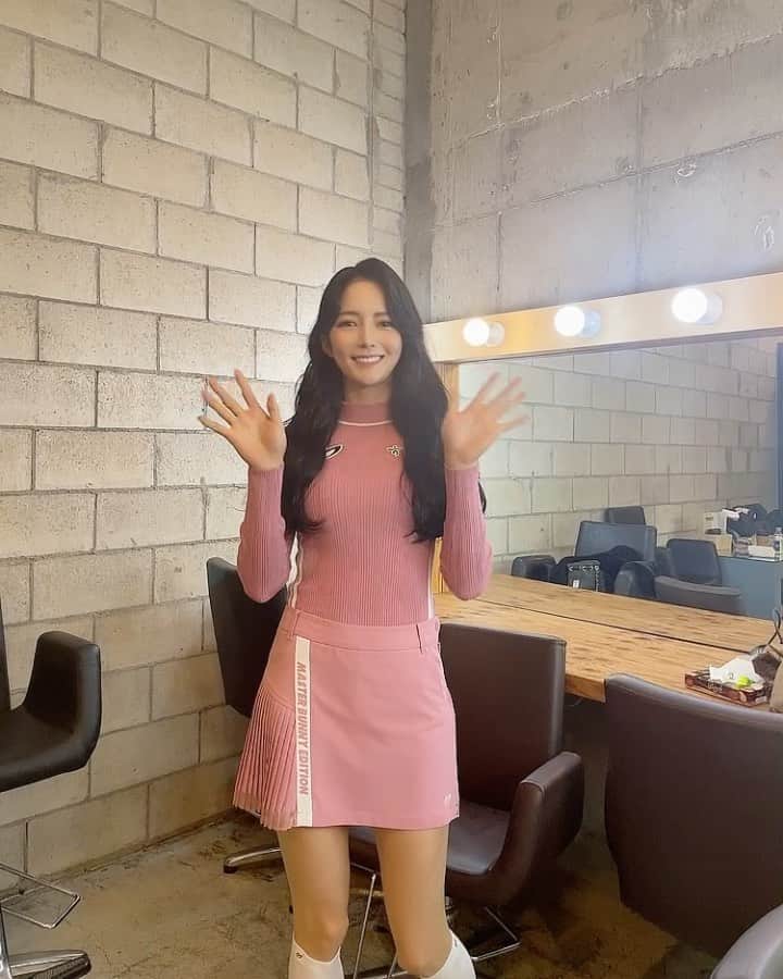 チョン・ジユのインスタグラム：「한 해 동안 감사했어용 🐰마스터바니🐰안녕👋🏽」