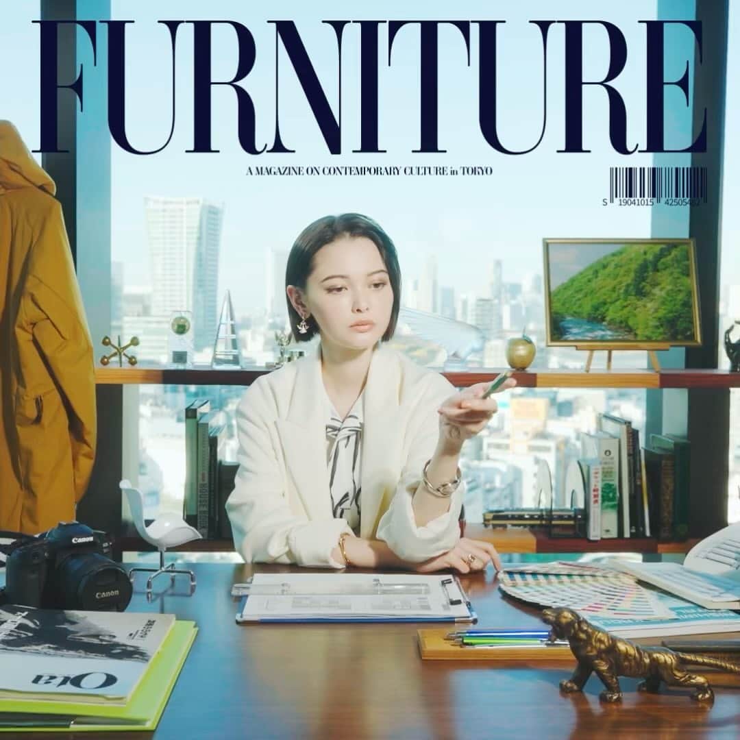 のインスタグラム：「. さらに‼️ 放送に先駆け、 「#鉄オタ道子、2万キロ」🚃の オープニング映像を初公開👏👏👏  インタビューにかっこよく答える道子✨その手元には鉄道グッズが…🤫  #玉城ティナ  #meiyo #チャイニーズブルー #ひかりTVと #Paraviで #12月31日午後11時先行配信  #テレビ東京 にて #1月7日深夜0時52分放送」