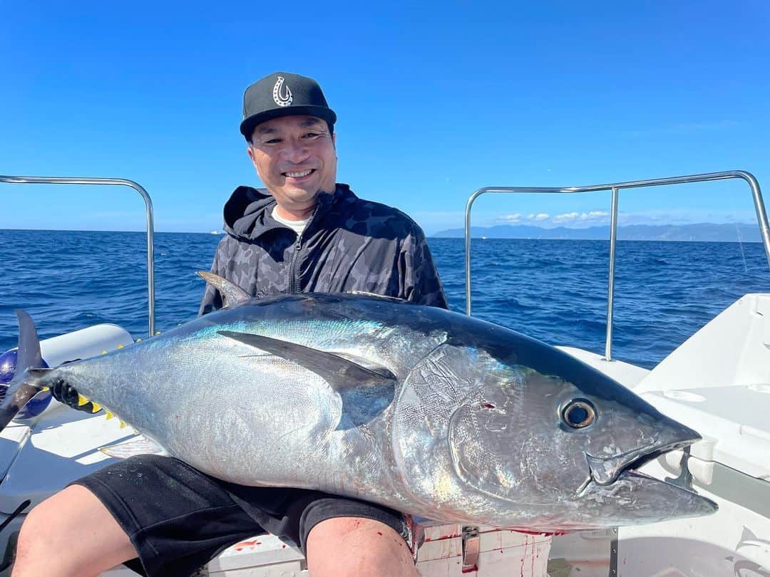 藤田晋のインスタグラム：「2021年の思い出  冬の寒い日に夏の写真失礼します。今年8月、青森の海で人生の目標にしていたクロマグロ（約60キロ）を釣りました。もちろん漁獲量規制が始まる前です。 釣り方は大間のマグロ漁師のような電気ショッカーを使用するものではなく、松方さんみたいな船で引っ張るトローリングでもなく、マグロが居そうな場所にトップウォーターのルアーを投げる、キャスティング。この日のために1年前から船を予約し、最初から最後まで一人で釣り上げるために筋トレまでして行ったのに、途中で腰を痛めて仲間の手を借りたのは悔やまれる。それでも本当に釣れるとは思わなかった。 キハダは何度も釣ってるけど、遂にクロを釣った記念投稿でした。  #クロマグロキャスティング」