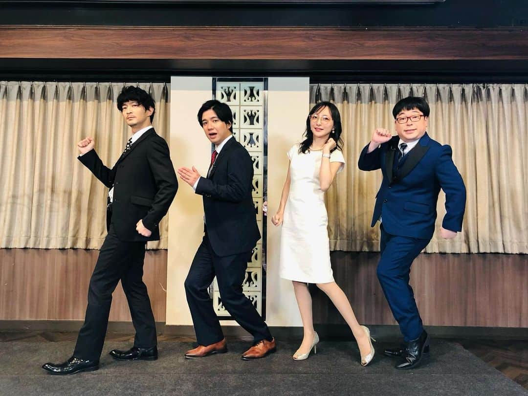 のインスタグラム：「AT-Xオールスターズ(らしいです)で今年のアニメ作品を振り替える特別番組。  今年も大活躍な津田健次郎さんを中心に、田口アナ、天津向さんと。  もはやお仕事であることを忘れて、ひたすら笑った収録で、とても楽しい番組になっています。  向さんのポージングがさすが過ぎて、2コマ漫画になりました。笑  12/30 23:00〜視聴可能な方は是非ご覧ください💁🏻‍♀️  #at_x #AT_Xアニメランキング2021」
