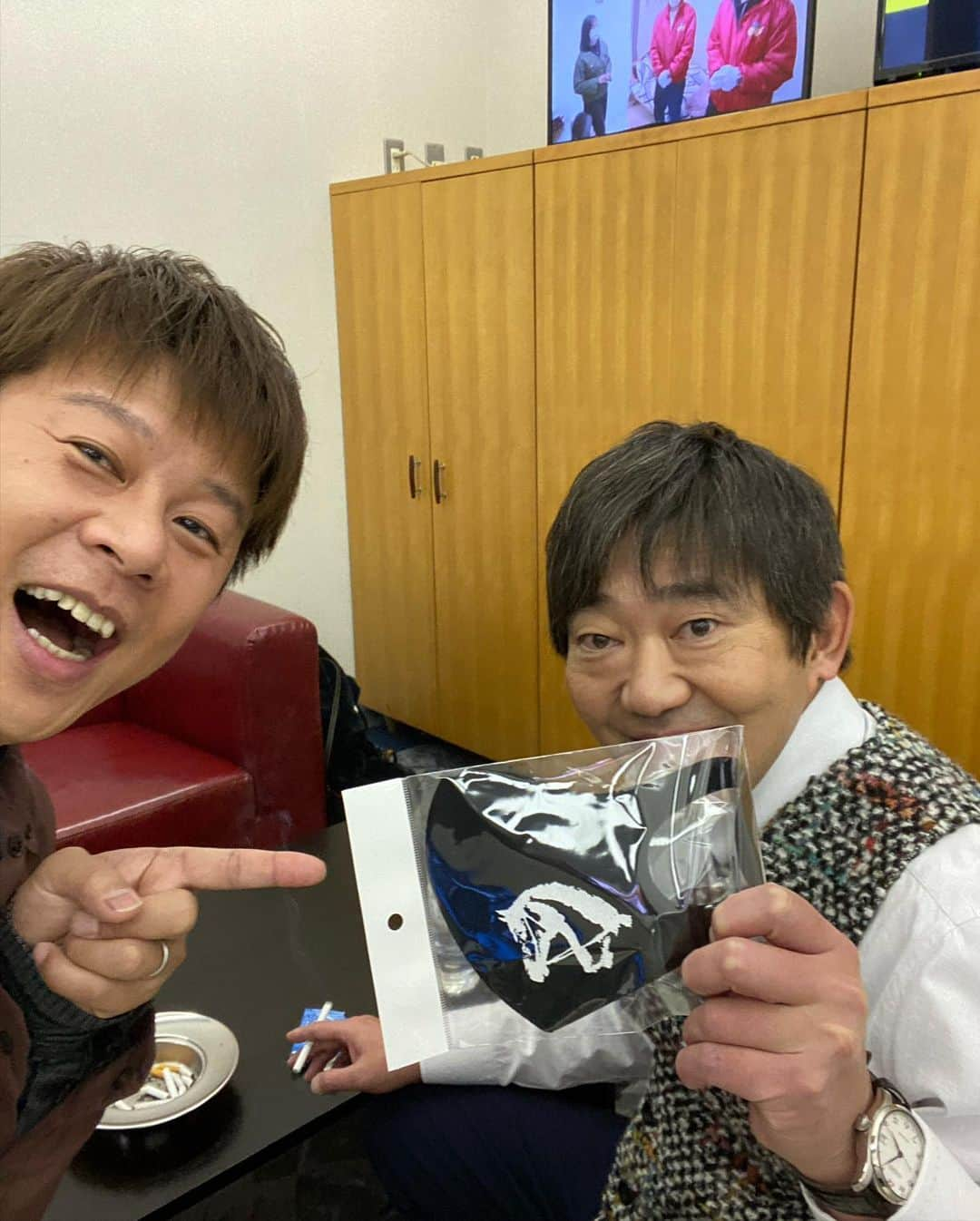 ロッシーさんのインスタグラム写真 - (ロッシーInstagram)「ちゃちゃ入れマンデー 前回、クリスマスの収録！ 東野幸治さんと黒田さんと毎回トークが楽しいです！楽屋もトークずっと喋りっぱなし！ 楽しい番組です！ で、スタッフさんから！ メリークリスマス！と めちゃくちゃ素敵なQUOカードいただきました！！ ほら！スゴイええ雰囲気！マジ上映されてた映画のポスターみたい！ありがとうございます、  黒田さんから！メリークリスマス！と 奥さんがデザインした「左馬のマスク」いただきました！縁起の良く、勝負強い意味があるらしいです！素敵なマスク！カッコイイデザイン！ありがとうございます！ いいクリスマスなりました！ 1月25日 19時から20時まで 関西テレビ！カンテレで放送だよ！ 見てね！  #ちゃちゃ入れマンデー #カンテレ #関西テレビ #東野幸治 #メッセンジャー黒田 #山本浩之 #岡田圭右 #神田愛花 #野性爆弾 #ロッシー #より。 #ロシ写真」12月30日 10時43分 - yaseibakudan_rossy