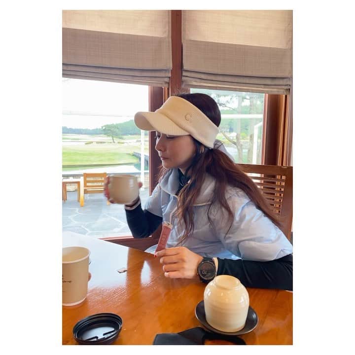 チン・ジェヨンのインスタグラム：「#cont공구  매월 한달의마무리로 인사드린 비로소. 어느덧 21년의 마지막 비로소오픈되었어요💕  변함없는 비로소대표님과  또 비로소를 열렬히사랑해주시는 콘티님들 덕분에 올한해도 무사히 행복하게 마무리할수있어 모두 감사드려요.   저의 새로운해의 다짐은 일도 휴식도 운동도  삶의밸런스를 잘마춰가는것이예요.  무엇을 더잘하는것보다는  평소 놓쳤던것들을 잘챙겨보기.  특히나 나를잘돌보기 . 일상속 바른식생활. 운동. 정기적 건강검진도 너무중요하지만,  우리몸의 모든요소가 제기능을할수있도록 하는 중요한존재가 효소예요. 우리몸은, 일정량의효소가줄어들면 다시 스스로 생성되지않기때문에 효소는 따로섭취로 보충해주어야하거든요.  비로소효소는 빠른소화를돕기도하지만  몸에필요한 영양소의 흡수를돕는역할도하기때문에,  평소 붓고, 늘 피로하신분들도  우리몸의 체내에너지를 잘전달하고 흡수를돕는역할 효소의보충이 꼭 필요해요.   ♥️Tip  저는, 보통 하루 2번 식후먹는데요. 빠른효과를위해 한번에 2포를드셔도좋아요. 첨가제가들어있지않은  100% 순수발효효소이기때문에 몸에 무리가없어요. (소화제 자주드시는분들은 소화제내성이생겨 소화기능이떨어져요) . 🤎비로소는, 100%곡물만을 발효해서만든 발효효소로, 발효과정을 거친원료외의, 다른원료는 전혀사용하지않은 유일성을 가진 효소예요.  (1box30포)  *1/3일부터 순차발송되어요   #콘티✖️비로소 (12/30-1/2) #cont공구」