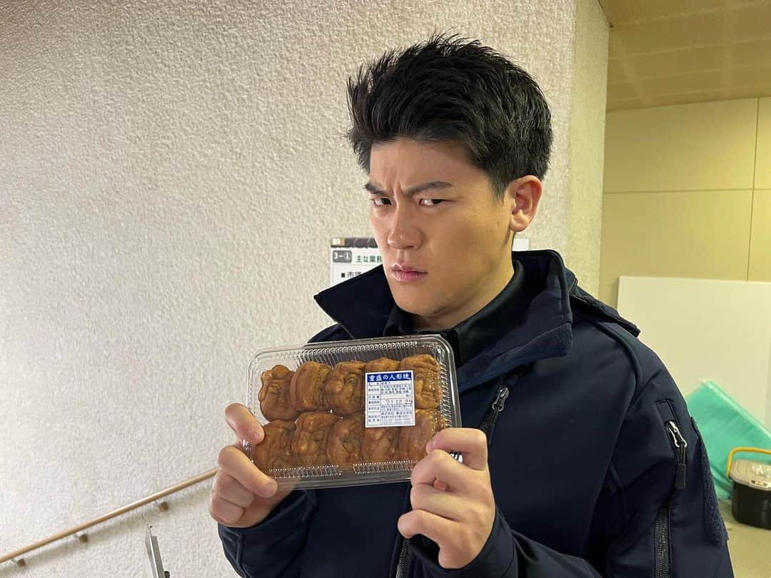 DCUのインスタグラム：「・ 先日撮影の際有輝さんより 人形焼きの差し入れをいただきました😭👏🏻  有輝さんの地元の味みんなで美味しくいただきました🤤💞  人形町といえば…🎥✨  ってことで、有輝さん‼️ 阿部さんの顔マネお願いします🤳🏻  #DCUjapan #1月16日スタート #TBS #日曜劇場 #阿部寛 #横浜流星 #中村アン #山崎育三郎 #趣里 #高橋光臣 #岡崎体育 #有輝(#土佐兄弟) #佃典彦 #春風亭昇太 #市川実日子」