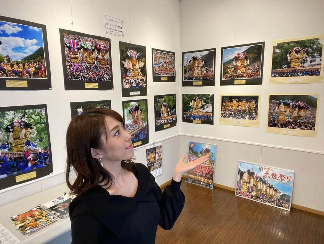 秦瑞穂さんのインスタグラム写真 - (秦瑞穂Instagram)「愛媛県新居浜市への移住体験ツアーを舞台にしたドラマ「ちょうどよい幸せ」ロケ地巡りをしてきましたー☺️ https://life.city.niihama.ehime.jp  どこも本当に素敵で今度はもっとゆっくり時間を使って過ごしたいなぁ✨  ●スイーツカフェ『D&3』さん[ @sweets_cafe_d3 ] 可愛い..店内も可愛い、スイーツも可愛い。ラテアートにも癒されたー✨ こちらでもお誕生日が近いということでサプライズを..🥺幸せ！お店のスタッフさん達も皆さん素敵な方ばかりで居心地最高でした！ .  ●『ここくるにいはま』[ @kokokuru2345 ] 新居浜のお土産物がここにぎゅぎゅっとありました！ 近藤勝也さんのイラストの看板が目をひいて可愛い☺️ お土産の隣には太鼓祭りの写真がずらーっと！写真でも伝わってきたけど、生で見たら迫力ものすごいんだろうなぁ🤔 . .  #ニイハマ #愛媛県 #新居浜市 #新居浜 #hellonew_niihama #hellonew新居浜 #ちょうどよい幸せ  #pr」12月30日 11時12分 - hatamizuho