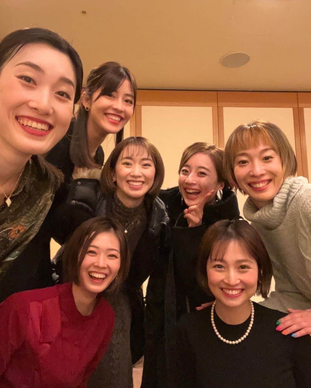 ゆかりの小雪のインスタグラム：「湊璃飛のフェアウェルパーティ🎂 千秋楽も観劇させて貰って、ほんまに感無量の1日やった👏 ほんまに観劇しながらきみの舞台姿見れるの最後なんやとか一緒に頑張った予科の時の事とかほんまに鮮明に蘇ってきて、きみの最後の挨拶の時は顔面崩壊レベルで泣いてしもた😭💦💨 ほんまにきみ、キラキラしてて凛々しくてカッコよくてほんまに輝いてた🌟✨ フェアウェルできみにも同期にも会えてほんまに嬉しかったし楽しかった💕 きみ幸せな時間をありがとう😍 そして10年間ほんまにお疲れ様でした👏  他の同期もほんまに変わらずで同期って安心する❤️ @seina_nozomi  @akari_kizuki  @ririchan.212  @miyu____28  @sirnsirn9898  写真撮れなかったんだけど、みきも来てみきにも会えたよ💕👍 @shun.721.miki.125」
