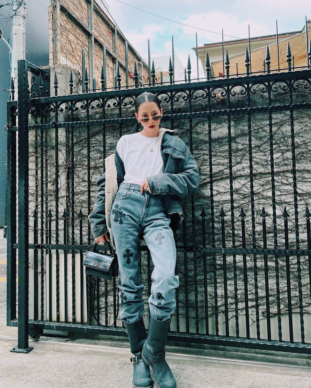 河北麻友子さんのインスタグラム写真 - (河北麻友子Instagram)「😎😎😎 FASHION JACKET: Yeezy T-SHIRT: Champion JEANS: Chrome Hearts BOOTS: Wesco BAG: Balenciaga #FASHION #OOTD #麻友コーデ」12月30日 21時10分 - mayukokawakitaofficial