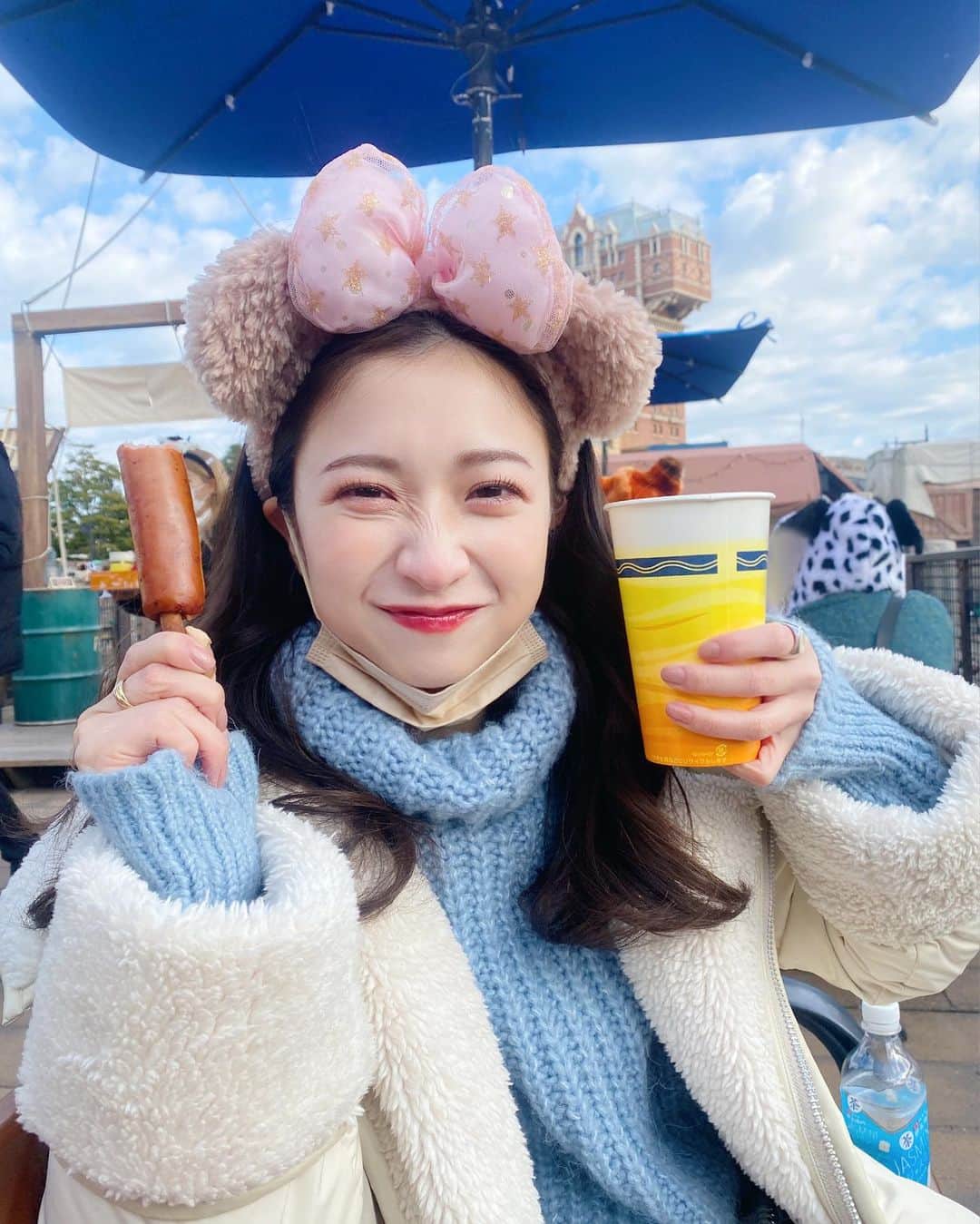 のインスタグラム：「ディズニーのいろいろ🤍  ビールとソーセージは天国です😚🍻  あったか最優先カジュアルコーデですが 一応6枚目に全部タグ付けしました🏷 一目惚れしたSNIDELのもこもこダウンは 今季のものでとってもお気に入り。 白もこ可愛い🐑☁️  シーが出来たときに家族で行ったような、、 記憶があるような気がするけど、、 もう20周年だなんて！ びっくりだ〜。」