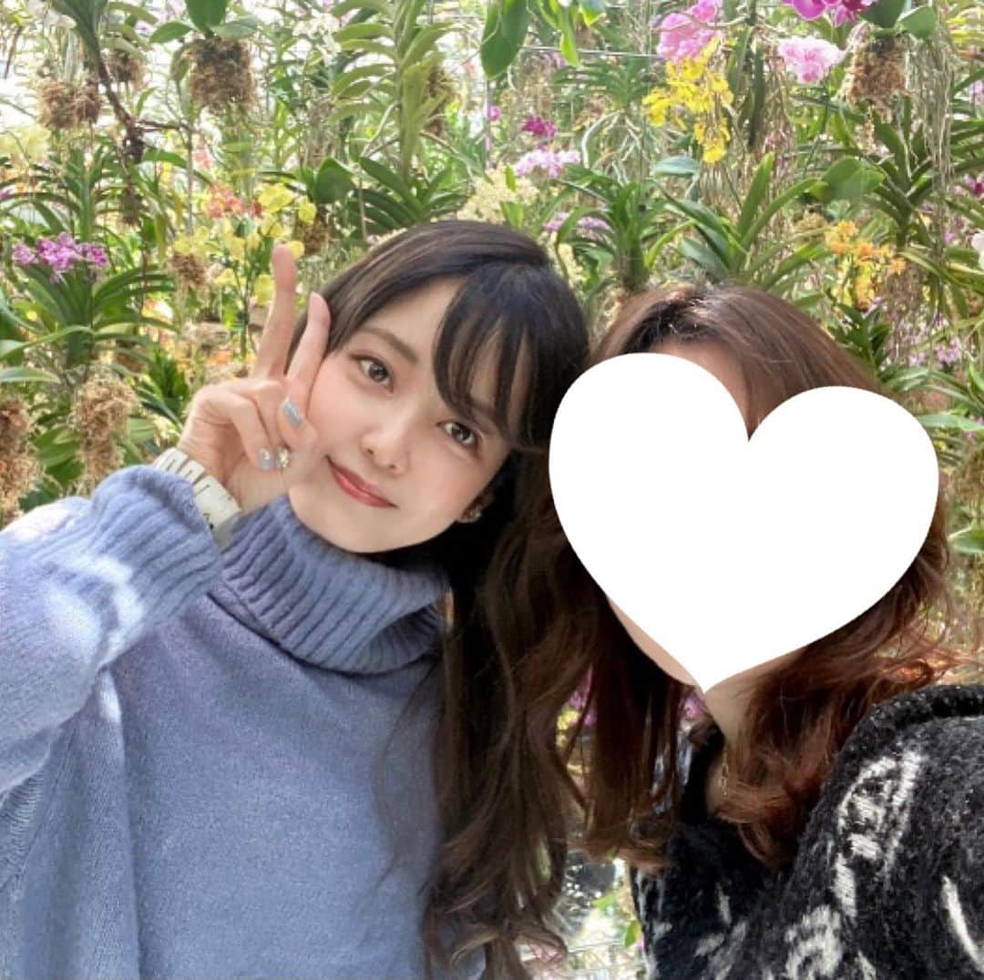 真原彩のインスタグラム：「こんばんは！  この前チームラボ行ってきました！✨  何も調べないで行ったから 驚きと感動の連続だった！ これから行く人は調べないで行った方がワクワクしますよ🥺❤️  せっかくの写真だけど手首のロッカーの鍵写っちゃった😣笑  お台場のも行ってみたいなぁー！  ２枚目はクリスマスにモッツァレラチーズ食べたくなって チキンと組み合わせたら 意図せずクリスマスカラーぽくなったごはんです😎笑 記録用で撮ったので映えとかないし葉っぱ切らしてて少ないねって感じなんですけど載せます🥺笑 これとスーパーで買ったケーキ食べて 一応クリスマス気分🎄笑  昨日から年末のお休みなんですけど 書類の整理してたら二日間終わってました✏️ まだ全然終わりません😭 普段から計画的に進めておかないとダメですね😭 ゲームしたいのになー😭笑  皆さん良いお年を☺︎  #チームラボ #チームラボ豊洲」