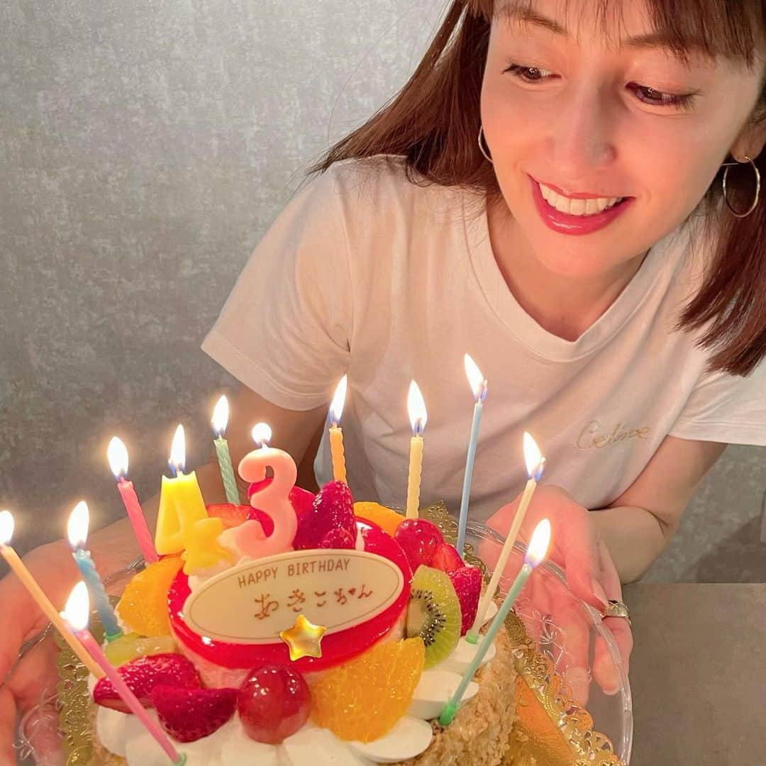 矢田亜希子さんのインスタグラム写真 - (矢田亜希子Instagram)「仕事納めもし、あっという間に明日は大晦日‼︎ 皆さま、今年もたくさんありがとうございました‼︎また来年も宜しくお願い致します‼︎ 良いお年をお迎えください☆ #年末#仕事納め#ケーキ#スイーツ#お誕生日からのクリスマスで年末は毎年毎日ケーキ食べてる」12月30日 21時26分 - akiko_yada