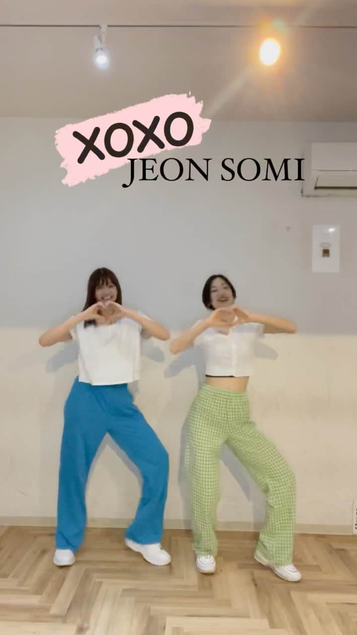 木津レイナのインスタグラム：「XOXO💋 / @somsomi0309  ⁡ Thankyou2021💙👸🏼 ⁡ ただただ楽しく踊っていい締め🤣 あげてないものはぶくと 今年11曲踊ったらしい…❤︎ ⁡ 🕺 @b_e_n_a_92  ⁡ #somi#jeonsomi#xoxo #kpopdancecover#kpopdance #xoxochallenge#전소미」