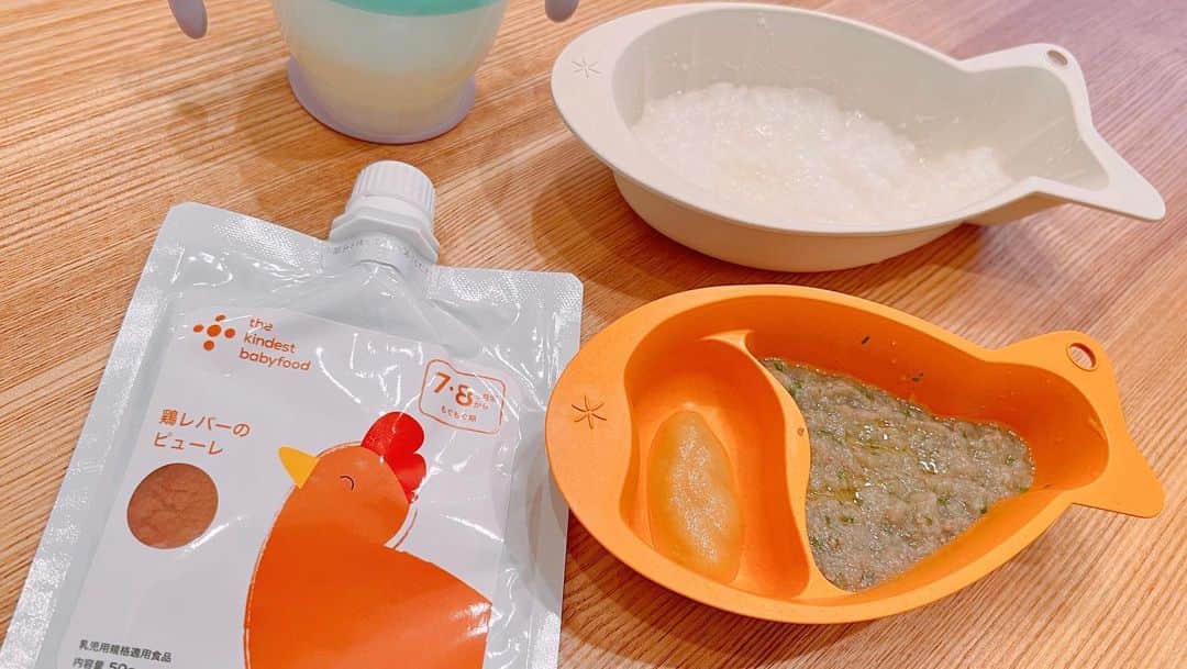 麻生夏子さんのインスタグラム写真 - (麻生夏子Instagram)「どすこい坊やは、早くも8ヶ月に突入して毎日モリモリ2回ご飯を食べてます😊  料理は大好きだし、できる限り手作りしてあげたいけど毎度毎度は大変。 お手軽な離乳食も見つけたいな、と思っていたら @thekindest_official さんの離乳食に出会いました✨ 体に優しい離乳食で、本当に安心。  レバーとかは下処理がすんごい大変だけど、袋から出すだけだし、鶏レバーのピューレにもしっかりお出汁の味もして、お野菜も入ってるから、私は冷凍したお野菜に混ぜて食べさせてます！  どすこい坊やも味が気に入ったようでモリモリ食べてくれる…！どうやら鶏のササミよりもお気に入りみたいです。笑  @thekindest_official さんのHPにもレシピなど載ってるので気になった方はぜひ見てみてください😊🥰  3枚目は、よーやく自分でコップを持てるようになったどすこい坊やくんです👶  #離乳食 #離乳食中期 #カインデスト #thekindest #pr #新米ママ #babystagram #baby #男の子ママ #男の子ベビー #出産 #妊娠 #8ヶ月ベビー  #どすこい坊や #どすこいママ」12月30日 21時53分 - natsukoaso0806