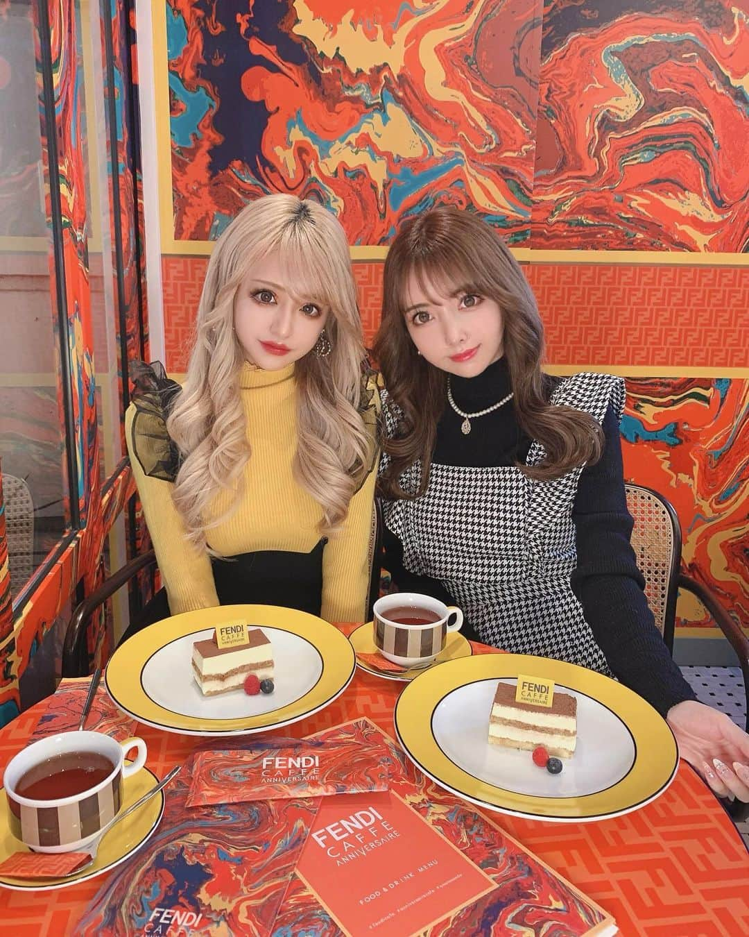 桜井莉菜さんのインスタグラム写真 - (桜井莉菜Instagram)「ちかと【 @fendi 】カフェへ☕️ 表参道のイルミネーション最終日だったから、窓の外のイルミネーションを見ながらの席にしてもらいました🥰✨ 去年も行ったけど、ここのコース料理が本当に美味しくて好き 💓😌💓 可愛過ぎる店内に食器…✨ 今年も行けて良かった❤️  #fendi#フェンディ#フェンディカフェ#フェンディカフェ表参道#表参道カフェ#表参道グルメ」12月30日 21時55分 - rina__sakurai