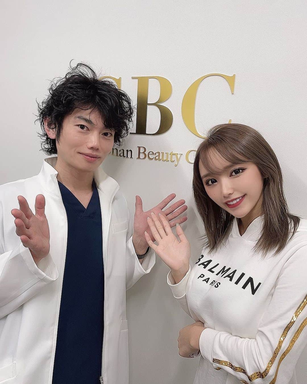 のインスタグラム：「⁡ ⁡ ⁡ ⁡ ⁡ sbc梅田院に行ってきたよ🧸🎀 ⁡ ⁡ 今回はなんと.. ⁡ ⁡ ⁡ お腹の脂肪吸引と脂肪豊胸してきたの👙 ⁡ 痩せるしおっぱいおっきくなるし一石二鳥🤭❤️ 術後すぐから感動🥺🥺 ⁡ ⁡ 部分痩せしたい子とか胸のボリュームが 欲しい子にはとってもおすすめ🌼 ⁡ ⁡ 担当は横谷先生ですっ♪ 上手だし大満足すぎる！！ ⁡ ⁡ 7日目検診に行ってきたけど順調とのこと🌷 おっぱいもボリュームでたし お腹もこれからもっと細くなるんだって〜楽しみ🥰 ⁡ ⁡ ⁡ #関西豊胸 #豊胸といえばsbc #豊胸といえばsbc横谷ドクター #豊胸 #脂肪注入豊胸 #脂肪注入豊胸なら横谷仁彦 #脂肪吸引ダウンタイム #脂肪吸引ならsbc横谷ドクター」