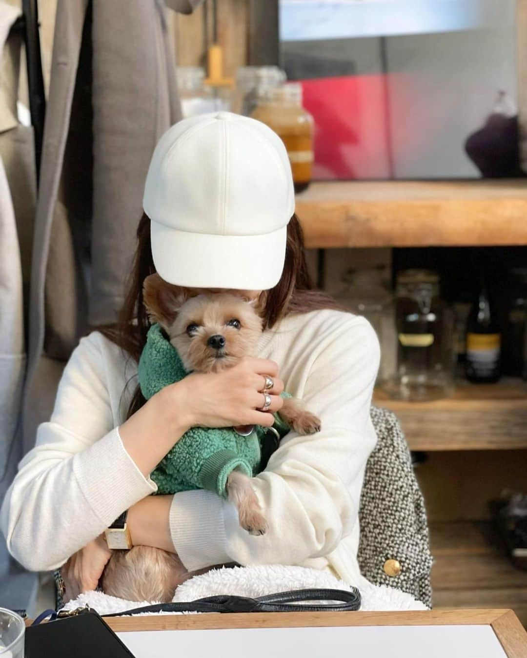 神崎恵さんのインスタグラム写真 - (神崎恵Instagram)「今日の目標は仕事納め🖥 合間に、買い出し第二弾。 撮影やイベントのお仕事はもう完了したので、 この数日は、日焼け止めにマスクに帽子。 年末は、顔の上をだんだん軽く。 徐々にスイッチをoffに切り替え中です。」12月30日 13時37分 - megumi_kanzaki