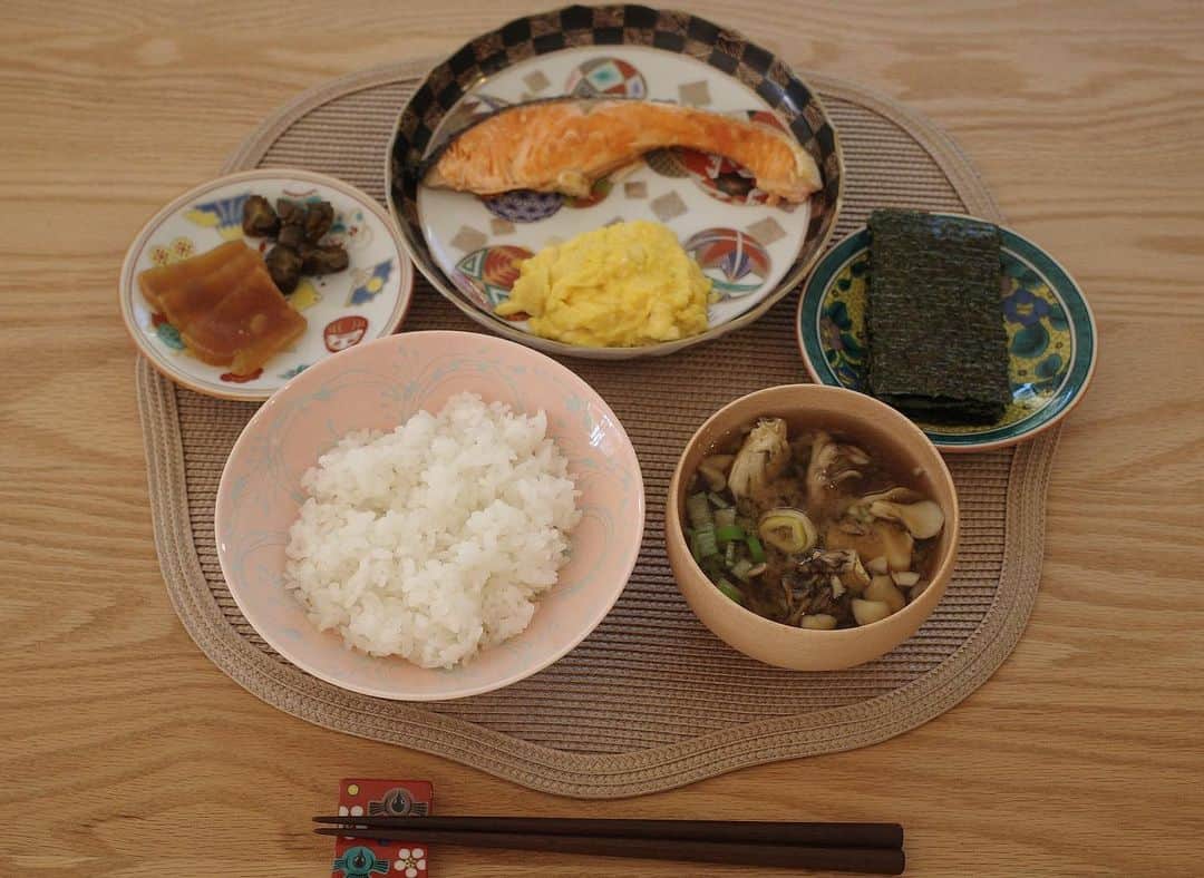 内山理名さんのインスタグラム写真 - (内山理名Instagram)「今年ラストの和朝食🍁  プラス納豆🌾　朝食はおにぎり一つの日でも、これからの一日を想像して、穏やかな気持ちで食べる事をこれまでも心がけてきました。  来年もこういう時間を大切にしていきたいと思います。」12月30日 13時50分 - rinauchiyama_official