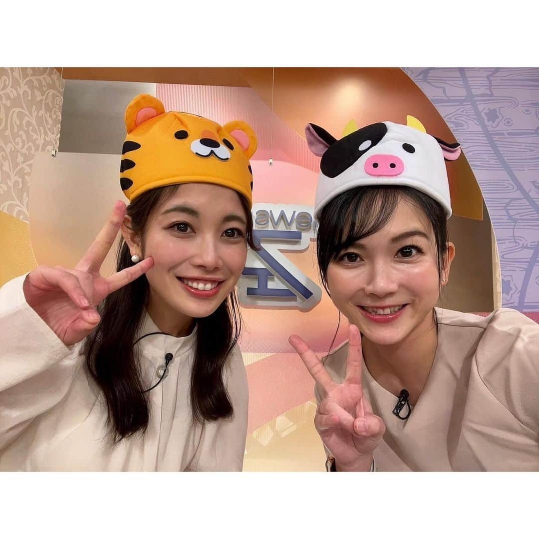 梅山茜さんのインスタグラム写真 - (梅山茜Instagram)「. ＊年末特番🎤🎥＊ . KBS京都の「newsフェイス」 先日無事、年末拡大版を終えました〜🧡 今年の4月からキャスターを担当させて頂いていて こうやって特番も担当させて頂けて すごく嬉しかったです☺️ 久しぶりにロケも行けて楽しかった！！！ オススメ寅スポットも紹介しましたよ🐯 そして何よりも！振り返りVTRの中で 私のnewsフェイス初日の様子も流して頂いて！ 本番で初めて見てびっくり！！！！ KBSのみなさんの愛を感じました…💗 また初回から先日の特番も本当に おんぶに抱っこでお世話になってる海平さん🥺 普段は曜日違いなので中々ご一緒できないですが こうやって特番では一緒にお仕事できるので すごく嬉しかったです🥰🥰 いつもありがとうございます🙏🏻💗 来年のnewsフェイス初回の放送は1月5日で 私の担当は1月6日(木)です🙋🏻‍♀️ 来年もぜひご覧くださいっ🐯🐮🎈 . #フリーアナウンサー#アナウンサー#女子アナ#局アナ#リポーター#キャスター#生放送#特番#勝林寺#京都#寅年#京都#京都放送#仕事納め#パワースポット#KBS#KBS京都」12月30日 13時51分 - umeyama_akane