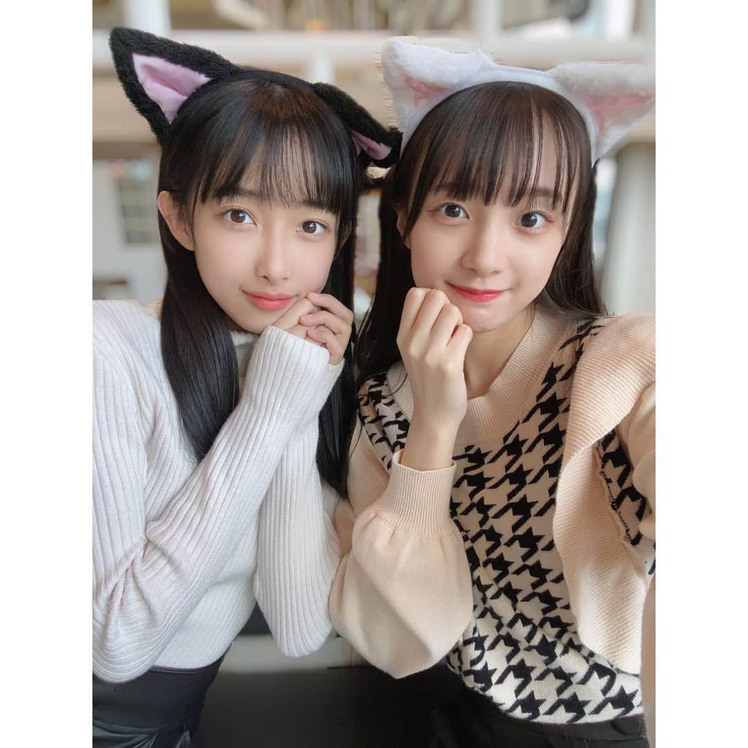 OCHA NORMAさんのインスタグラム写真 - (OCHA NORMAInstagram)「.  ちゃお～🍵  OCHA NORMA(オチャ ノーマ)の #北原もも です🍑  皆さんOCHA NORMAのブログは見てくださっていますか？  ありがとうございます！  昨日のまどか( #斉藤円香 ちゃん)のブログでは、ももも(北原もも)とどこに行ったでしょうか？というクイズがありましたね^^  その答えは、私がInstagramに書くと、まどかと約束したので、ここで発表したいと思います。  正解は！！！！！！！！！！！  猫カフェに行ってきました～😻😻😻😻😻  まどかのブログのコメント欄に『猫カフェ』と書いてくださった方がいらっしゃいましたね。  正解です！  まどかが私の夢を叶えてくれました🥺💕  犬派だった私が、猫と触れ合うことで、【もぉうっっ！どちらも大好きすぎるよ！派】になってしまいましたよ🐱🐶  楽しかったなあ🌼  さて、 今日と明日は  「Hello! Project Year-End Party 2021 ～ GOOD BYE & HELLO ! ～ 」です！！  中野サンプラザでOCHA NORMAもパフォーマンスさせていただきます。  全力で楽しむぞ！！！！！！  ライトグリーンのペンライト、振ってくださいますか💚  よろしくお願いします！  #ocha_norma  #オチャノーマ  #おちゃのーま #helloproject  #ハロプロ #猫カフェ #癒された #ライトグリーン」12月30日 13時43分 - ocha_norma_official