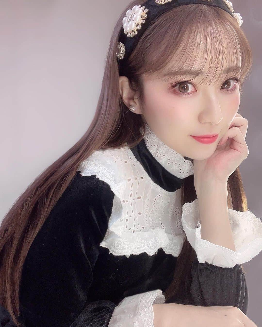 小越しほみさんのインスタグラム写真 - (小越しほみInstagram)「今年最後のヘアメンテ @heartim__official 💇‍♀️ ・ 髪の毛整ってのんびり年越せる 岩井さんありがとうございます😌 ・ ヴィンテージライクなトップスと ビジューつきのカチューシャで フレンチガーリーふうどうでしょう☕️ ・ ・ ・ ・ ・ ・ ・ ・ ・ ・ ・ ・ ・ ・ ・ ☑︎tops… @sweemy_closet  ☑︎accessory… @shein_japan @sheinofficial  coupon【NPWS06】(6000円以上購入で20%off) ・ #美容院 #美容室 #heartim #髪質革命カラー #ヘアスタイル #ヘアースタイル #hairstyle #haircolor #sweemycloset #sweemy_ootd #sweemy_dolls #SHEINJAPANSALE #SHEIN #ootd #冬コーデ #フレンチガーリー」12月30日 13時49分 - shihomi1129