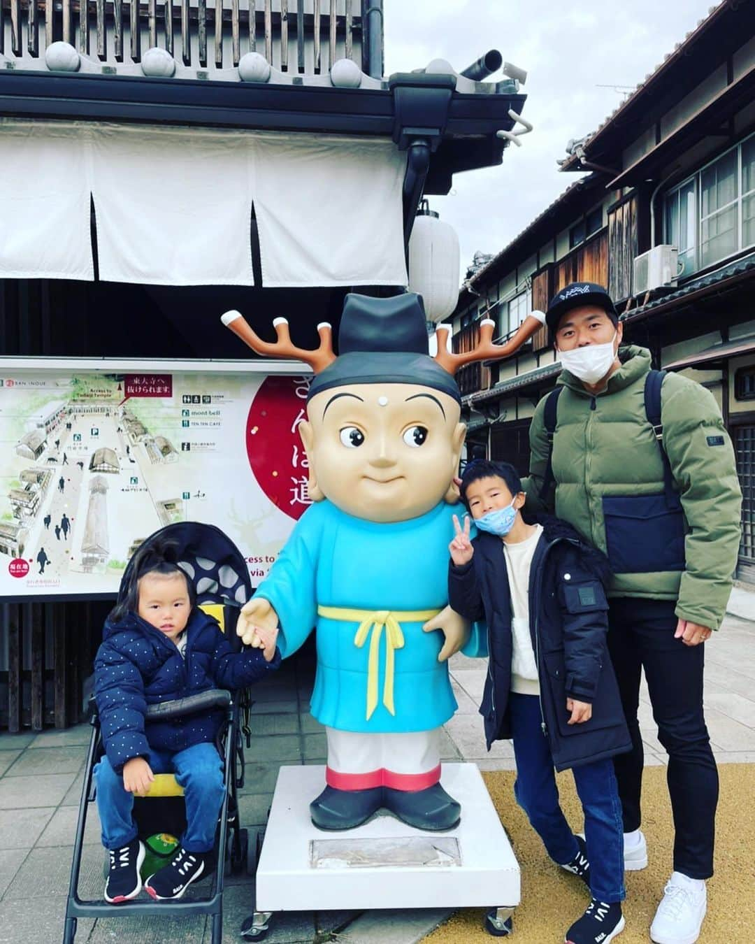 丸橋祐介さんのインスタグラム写真 - (丸橋祐介Instagram)「今シーズンも応援ありがとうございました‼️ 来シーズンもよろしくお願いします。  offに入りリフレッシュしてきました✨✨  #セレッソ大阪 #14 #家族旅行 #ふふ奈良 #めっちゃよかった #せんと君 #奈良公園 #シカ #2人ともビビりすぎ #2021 #ほな」12月30日 13時52分 - maruhashi_yusuke