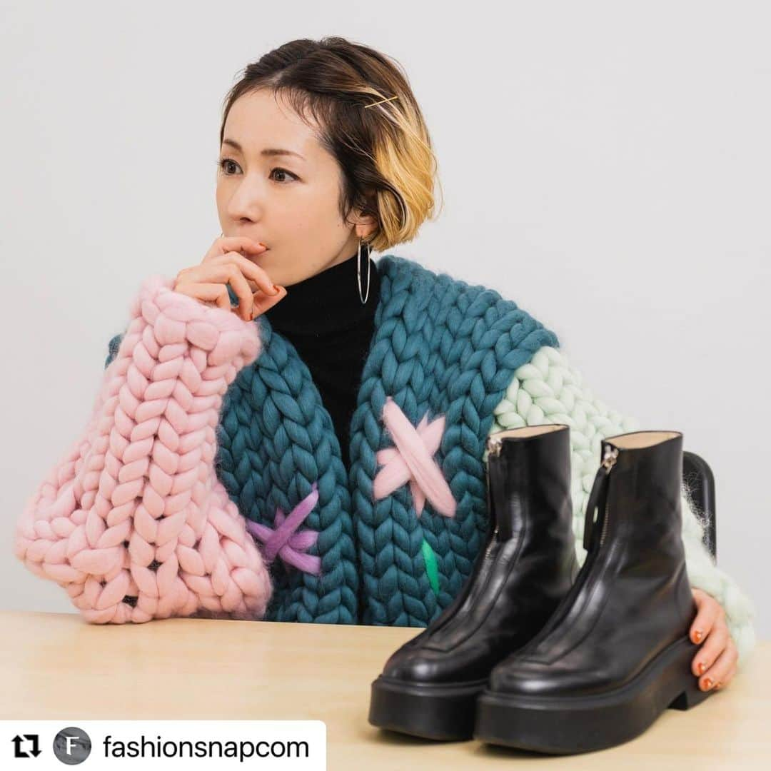 木村カエラさんのインスタグラム写真 - (木村カエラInstagram)「#Repost @fashionsnapcom with @make_repost ・・・ 【2021年ベストバイ】木村カエラが今年買って良かったモノ  　今年のお買い物を振り返る「2021年ベストバイ」。18人目は、デビュー当時から唯一無二の音楽性や独自のファッションスタイルで音楽業界で走り続ける木村カエラさん。  記事全文は @fashionsnapcom プロフィールのリンクから🔗  @kaela_official  ■買ってよかったモノ ✔️おばあちゃんになっても着たい！「Molly Goddard チェックコート」 @mollygoddard ✔️インスタから辿り着いたマルチウェイで着られる「LEINWANDE タートルネック」 @leinwande_official ✔️理想の足になれる「THE ROW ジップアップブーツ」 @therow ✔️買い占めたくなるほど快適な「NIKE 足袋ソックス」 @nike ✔️私服もカラフルと思いきや黒が定番色「PLAN C ワイドパンツ」 @plan_c_official ✔️ハードとソフトが絶妙なバランス「H＆M × Simone Rocha リュック」@hm @simonerocha_ ✔️「なくなったらどうしよう」と思うほど好きな「ビュリー 香水」 ✔️私らしさを感じられる「SUSAN ALEXANDRA＆ALIITA アクセサリー」 @susan_alexandra @aliita.official  #ベストバイ2021 #木村カエラ #mollygoddard #leinwande #hopemacaulay #therow #nike #ナイキ #ナイキコーデ #planc #simonerocha #simonerochaxhm #ビュリー #香水 #susanalexandra #aliita」12月30日 14時06分 - kaela_official