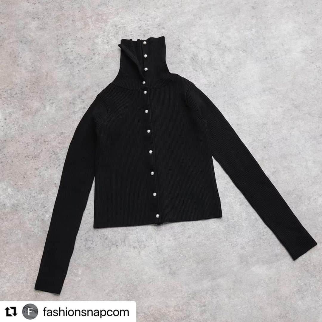 木村カエラさんのインスタグラム写真 - (木村カエラInstagram)「#Repost @fashionsnapcom with @make_repost ・・・ 【2021年ベストバイ】木村カエラが今年買って良かったモノ  　今年のお買い物を振り返る「2021年ベストバイ」。18人目は、デビュー当時から唯一無二の音楽性や独自のファッションスタイルで音楽業界で走り続ける木村カエラさん。  記事全文は @fashionsnapcom プロフィールのリンクから🔗  @kaela_official  ■買ってよかったモノ ✔️おばあちゃんになっても着たい！「Molly Goddard チェックコート」 @mollygoddard ✔️インスタから辿り着いたマルチウェイで着られる「LEINWANDE タートルネック」 @leinwande_official ✔️理想の足になれる「THE ROW ジップアップブーツ」 @therow ✔️買い占めたくなるほど快適な「NIKE 足袋ソックス」 @nike ✔️私服もカラフルと思いきや黒が定番色「PLAN C ワイドパンツ」 @plan_c_official ✔️ハードとソフトが絶妙なバランス「H＆M × Simone Rocha リュック」@hm @simonerocha_ ✔️「なくなったらどうしよう」と思うほど好きな「ビュリー 香水」 ✔️私らしさを感じられる「SUSAN ALEXANDRA＆ALIITA アクセサリー」 @susan_alexandra @aliita.official  #ベストバイ2021 #木村カエラ #mollygoddard #leinwande #hopemacaulay #therow #nike #ナイキ #ナイキコーデ #planc #simonerocha #simonerochaxhm #ビュリー #香水 #susanalexandra #aliita」12月30日 14時06分 - kaela_official