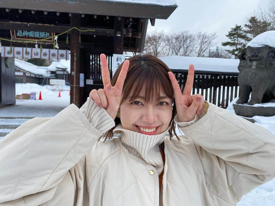 吉田晴香さんのインスタグラム写真 - (吉田晴香Instagram)「今年最後の神社⛩ 一年間の感謝の気持ちを…😌  2021年  今年も周りのたくさんの方々へ 感謝の気持ちが込み上げてくる そんな一年でした😌  ありがとうございます。  来年もよろしくお願い致します✨  良いお年をお迎えください🎍  #感謝 #✌️✌️ #2022年に撮るべきポーズだった🤭」12月30日 14時16分 - haruka_yoshidaa