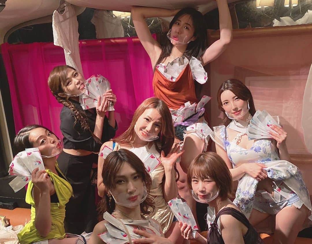 森沢かなのインスタグラム：「EROFISH振り返り🐠💙  ずいぶん遅くなっちゃったけどEROFISH全公演終わりました！ 本当は去年の4月に出る予定だったけどコロナで中止。 ようやく1年半越しに出演することができました！  初めて挑戦した歌も踊りも苦戦したし、感情の持っていき方、台詞の言い方など正直難しかった…！ 自分なりに表現したつもりだったけど、まだまだやれたなと思う。。 また舞台に立てる機会があったらもっとパワーアップした姿を見てもらいたいなぁ  大好きなみんなと一緒にできて幸せでした♡  アベニー役　森沢かな  #EROFISH #森沢かな」