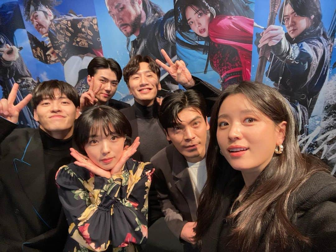 ハン・ヒョジュさんのインスタグラム写真 - (ハン・ヒョジュInstagram)「사랑하는 해적팀!!!!!!!!!!!!!! 🏴‍☠️❤️  #해적 #해적도깨비깃발 #thepirates2 ✨」12月30日 14時58分 - hanhyojoo222