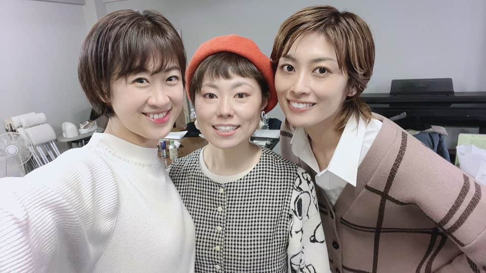 のインスタグラム：「昨日！仕事納めしてきました！！  ﾌｫｰﾘｰｽﾞの可愛い後輩ちゃんたちの自主企画ライブにゲスト出演させてもらいました♫  オリジナル曲までかかげて笑　気合の入った私たちでした😆楽しんでしまった！！  素晴らしいライブだった！！後輩ちゃんたちが誇らしく、羨ましく思いました😊  よし！私もがんばろー」