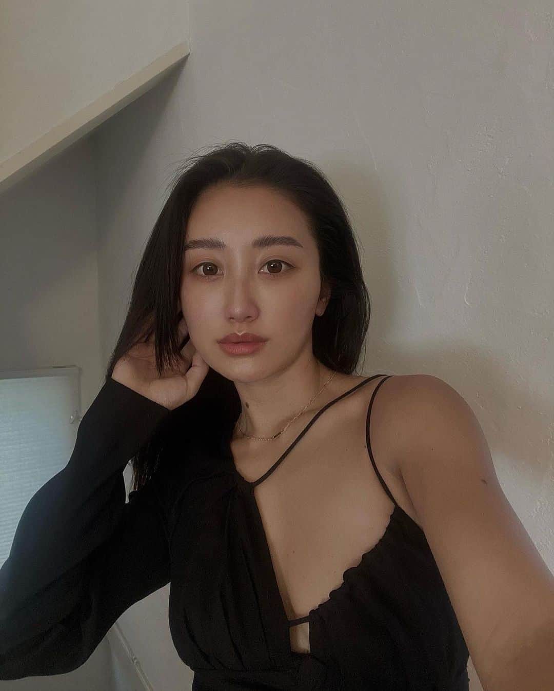 Icumi Oohamaのインスタグラム：「eyebrow @onmeebrow   12月はさ、なんだかんだとバタバタで 5週間ぶりに行ったら感動が凄かった..  ハリウッドブロウ、まだまだ知らない方も いると思うので簡単に説明すると、 眉の毛並みを整えてワックスをします。 持ちはだいたい1ヶ月くらいかな。 毛量が少ない方〜多い方までどんな方でも合うと 思うので本当1回やってみてほしいと思っちゃう☺︎  私はまつパやらないけど ハリウッドブロウは月1欠かさず通ってます☺︎」
