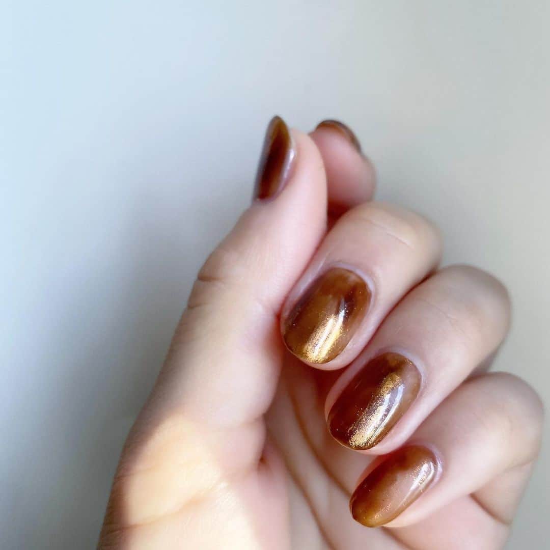 石川理咲子さんのインスタグラム写真 - (石川理咲子Instagram)「#nail 透け感のあるブラウンにミラーパウダーを❄️ 指先が動くたびにキラキラして可愛い…♡」12月30日 15時32分 - rsk_0315