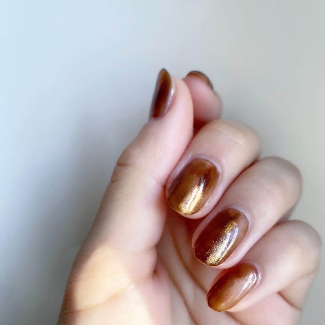 石川理咲子のインスタグラム：「#nail 透け感のあるブラウンにミラーパウダーを❄️ 指先が動くたびにキラキラして可愛い…♡」