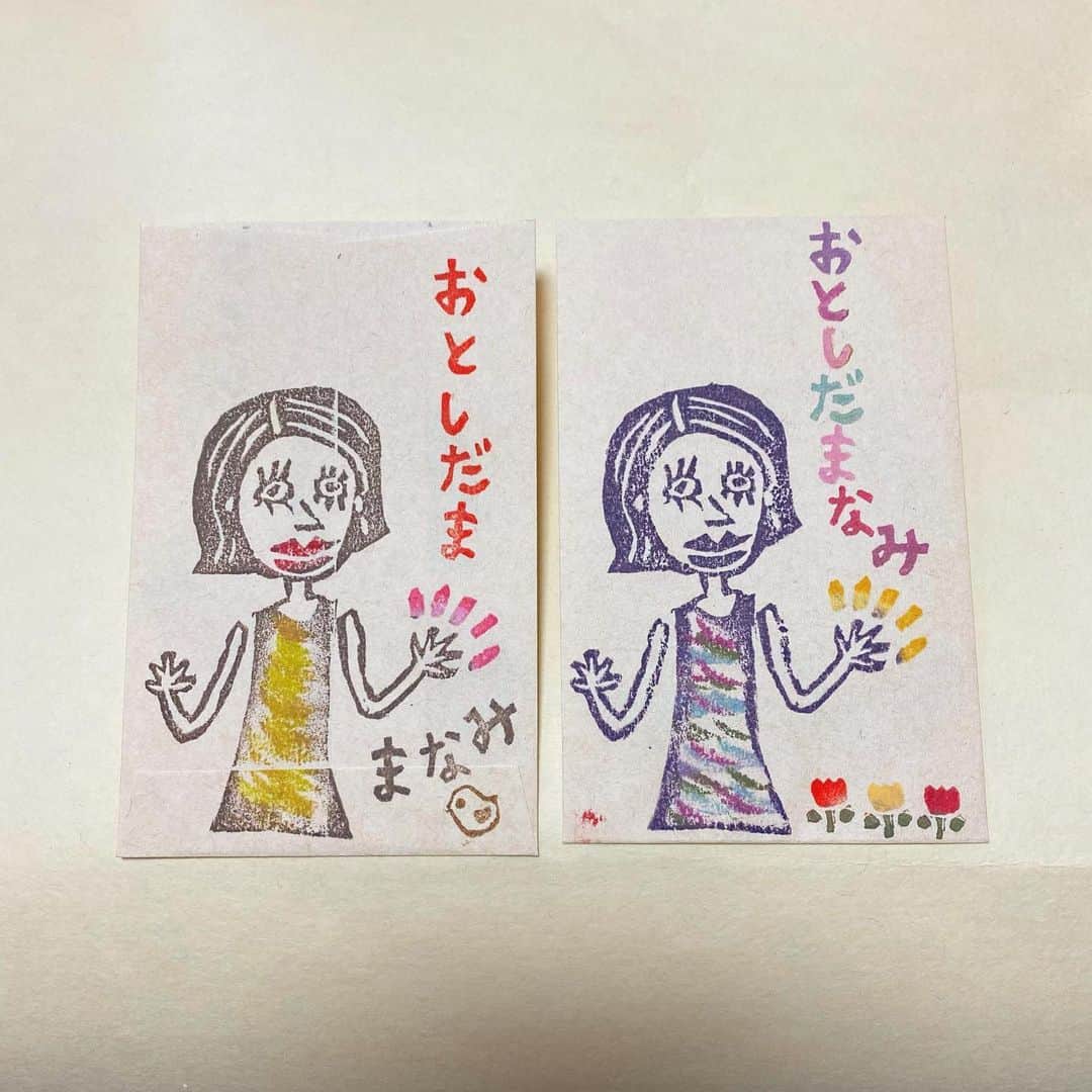 高柳愛実さんのインスタグラム写真 - (高柳愛実Instagram)「. 皆さまいかがお過ごしでしょうか？私は消しゴムはんこが楽しすぎてやめられません。今年もたくさんありがとうございました。良いお年をお迎えください☺︎✌︎」12月30日 15時37分 - takayanagi_manami