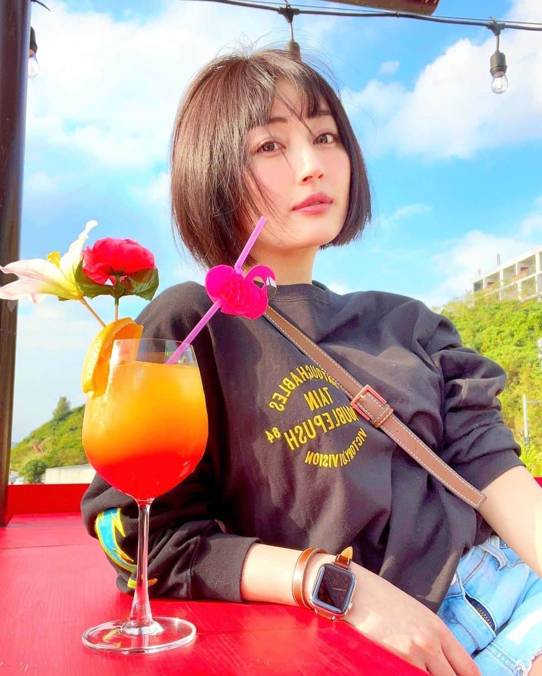 新藤まなみさんのインスタグラム写真 - (新藤まなみInstagram)「⁡ ⁡ ⁡ はろー😆🐈🌺🐳🌴 エフェクト外れちゃった ⁡ #ウミカジテラス　#瀬長島　#瀬長島ウミカジテラス　#猫　#cat #ネコ　#シーシャ　#カフェ　#沖縄　#沖縄シーシャ　#シーシャカフェ　#沖縄カフェ　#沖縄シーシャカフェ　#shisha #ちゅーる　#ちゃおちゅーる　#chaoちゅーる　#vacation #chill #ちる」12月30日 15時48分 - manami_official_