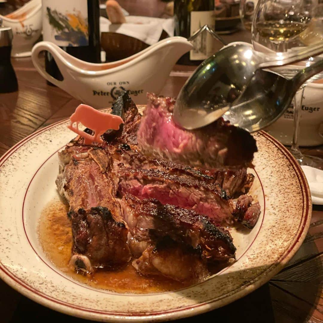 田中律子さんのインスタグラム写真 - (田中律子Instagram)「ピータールーガーにて @peterluger_steakhouse_tokyo   個室貸切忘年会🥩🥩🥩 こちらも予約が取れない中、ピロさんありがとうございました🙏やっぱりピータールーガーの熟成肉はたまらない美味しさ❤️そしてスタッフのみなさんの素晴らしいサービス✨全てが完璧で気持ちいい😍  12月は本当に美味しいもんいっぱい食べたし、飲んだ🍾 ご一緒させていただいたみなさまありがとうございました❤️  また来年も美味しいもん食べる会に誘って下さいませ✨🙏  #peterluger  #peterlugersteakhousetokyo  #ピータールーガー #個室貸切り #予約の取れないお店 #熟成肉  #創業130年  #tボーンステーキ  #ありがとうございました」12月30日 16時08分 - ri2kotanaka