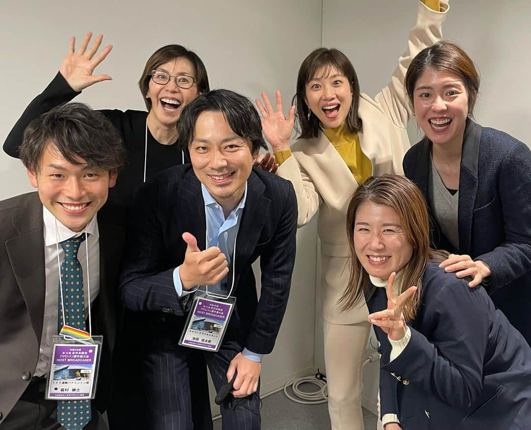 藤井瑞希さんのインスタグラム写真 - (藤井瑞希Instagram)「・ ・ 全日本総合バドミントン選手権大会の全日程が終わりました。 ・ 今年はAとB代表がほとんど出ていないこともあり、みんなにチャンスがある大会だったと思います。 ・ そんな中優勝した皆さんおめでとうございます🎊☺️ 参加された選手の皆さんもお疲れ様でした。 ・ そして今年からフジテレビ系列での放送となり、FODや BS•CS決勝は地上波放送もありました。 ・ バドミントンを見たことがない人の目にもとまることが増えると思うので、バドミントンの魅力が伝わるよう、私も解説をアップデートしていかなきゃと思いました。 ・ 最後に、1枚目の解説者の写真見てみると、みーんなが九州出身😆すごすぎる！笑 ・ バドミントンは本当仲良しですね〜とテレビ局の人たちにも言ってもらえるくらい賑やかでした😂💓 ・ ・ #全日本総合バドミントン選手権大会 #全日本総合バドミントン  #バドミントン」12月30日 16時39分 - bdmntnfujiimizuki