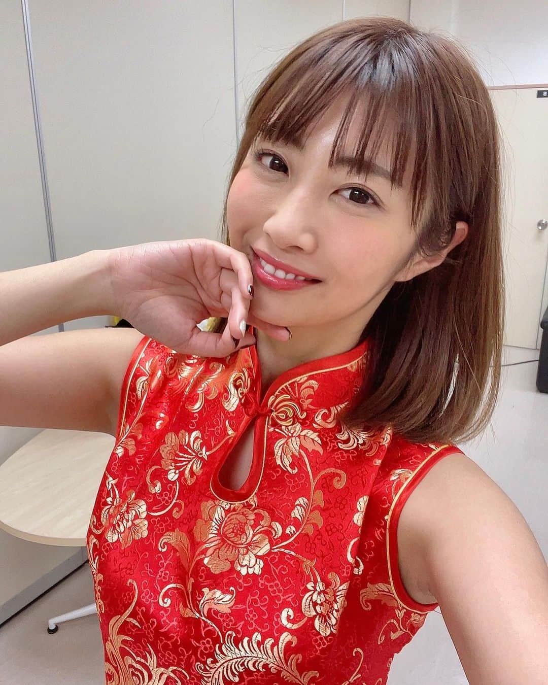 古川真奈美さんのインスタグラム写真 - (古川真奈美Instagram)「. .  飯塚オートレース場にて、 生配信させて頂きました😌🏍💓 観てくれた皆様、コメント下さった皆様ありがとうございました🙇🏻‍♂️✨ 約1年ぶりにの飯塚オートレースの生配信で出演させて頂き光栄で楽しかったです＼(^o^)／ この日なかなかの荒れまくりで、的中が難かしかったのが、悔しかったので またリベンジさせてもらいます😎✊🏻笑 ⁡ ⁡ そして、今回はチャイナ服を着ました❤️これなかなかのエロさだよ😋 うっちーさんのMCが本当面白くて、ツボでした😂😂👏🏻👏🏻 またぜひ呼んでください〜🥰 ⁡ ⁡ ⁡ ⁡#飯塚オートレース場 #チャイナ服 #ニコ生配信 #チャイナドレス #福岡 #instalike #instamood  #ootd #东京 #扎心了 #ow #맞팔 #instapic  #팔로우미 #instaphoto #instagravure #girl #follow #followme #グラビア #japanesegirl #selfies #gravure」12月30日 16時55分 - mana_0619